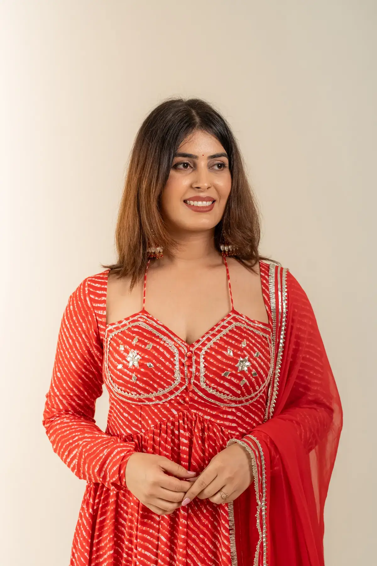 Bandhej in sindoor red for the mehendi afternoon.